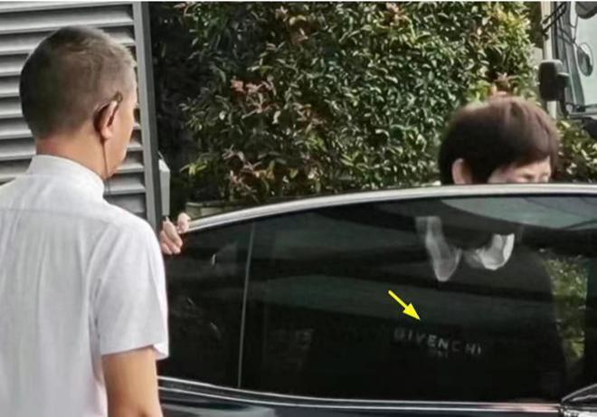 王祖贤在厦门再被偶遇住900元酒店 疑将在国内定居