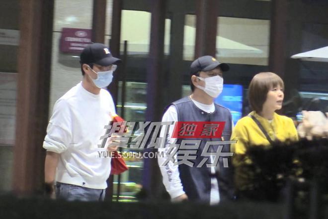 黄渤和王迅聚餐 妻子小欧罕见露面超有夫妻相