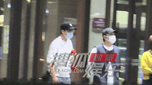 黄渤和王迅聚餐 妻子小欧罕见露面超有夫妻相