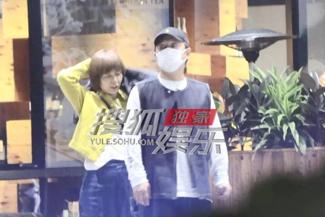 黄渤和王迅聚餐 妻子小欧罕见露面超有夫妻相