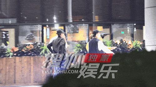 黄渤和王迅聚餐 妻子小欧罕见露面超有夫妻相