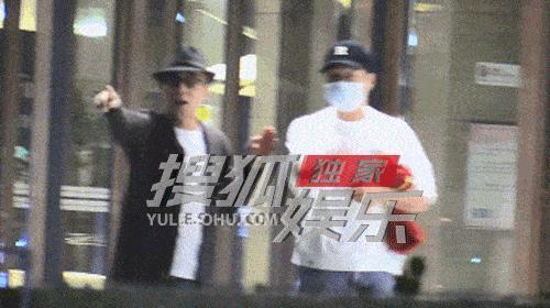 黄渤和王迅聚餐 妻子小欧罕见露面超有夫妻相