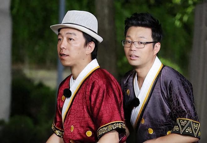 黄渤和王迅聚餐 妻子小欧罕见露面超有夫妻相