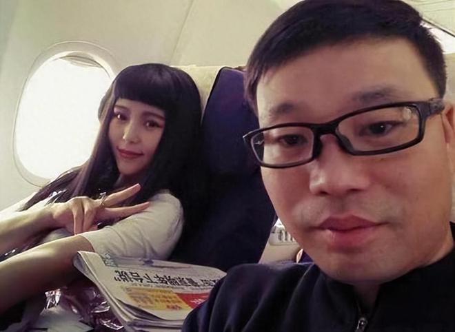 黄渤和王迅聚餐 妻子小欧罕见露面超有夫妻相