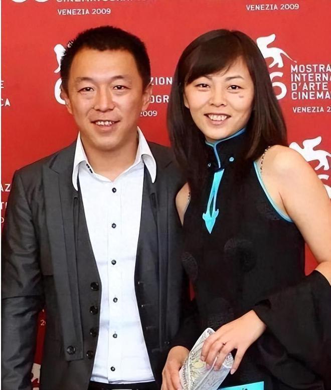 黄渤和王迅聚餐 妻子小欧罕见露面超有夫妻相