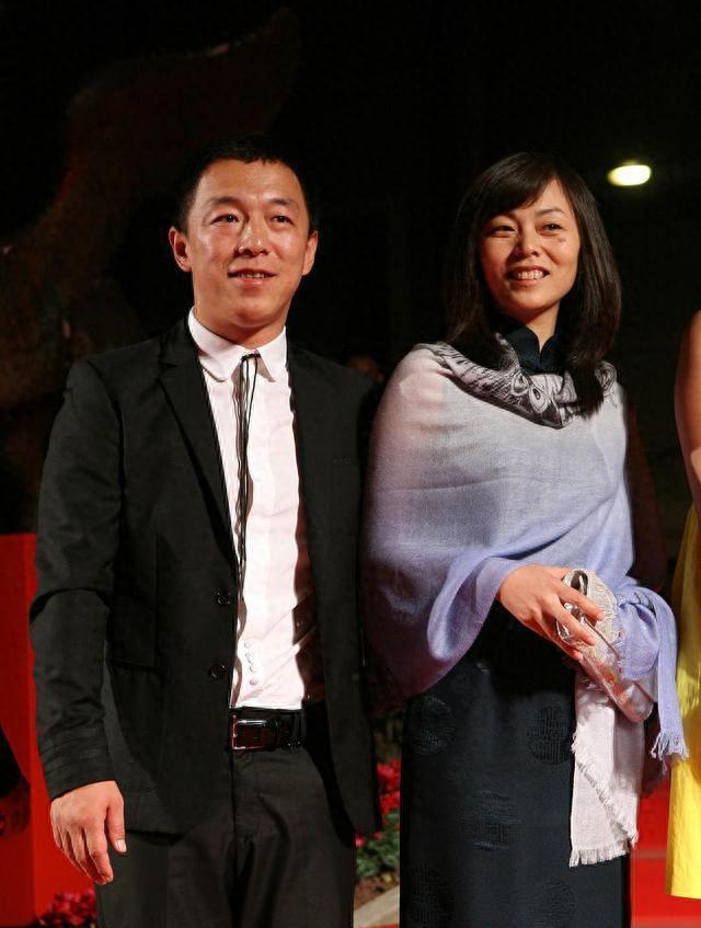 黄渤和王迅聚餐 妻子小欧罕见露面超有夫妻相