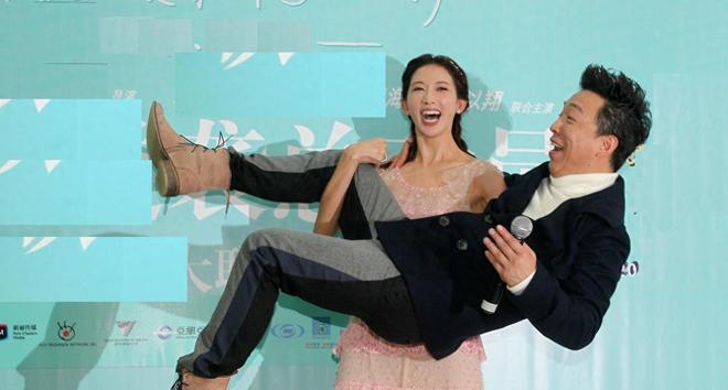 黄渤和王迅聚餐 妻子小欧罕见露面超有夫妻相