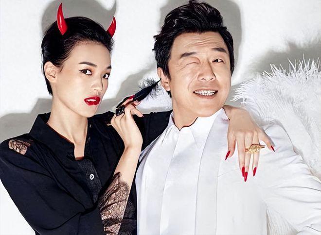 黄渤和王迅聚餐 妻子小欧罕见露面超有夫妻相