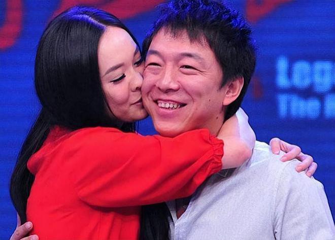 黄渤和王迅聚餐 妻子小欧罕见露面超有夫妻相