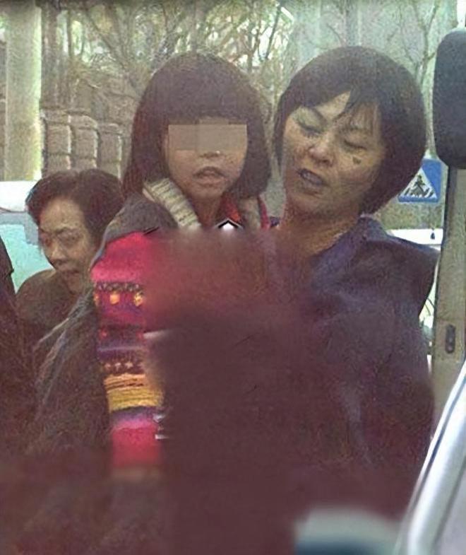 黄渤和王迅聚餐 妻子小欧罕见露面超有夫妻相