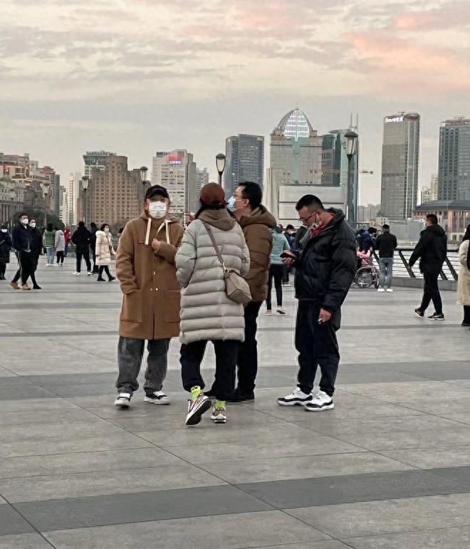 黄渤和王迅聚餐 妻子小欧罕见露面超有夫妻相