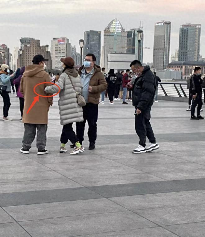 黄渤和王迅聚餐 妻子小欧罕见露面超有夫妻相