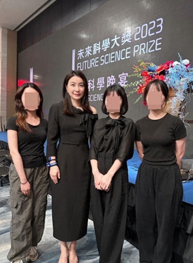 郭晶晶微露香肩参加晚宴 和婆婆朱玲玲亲密合照