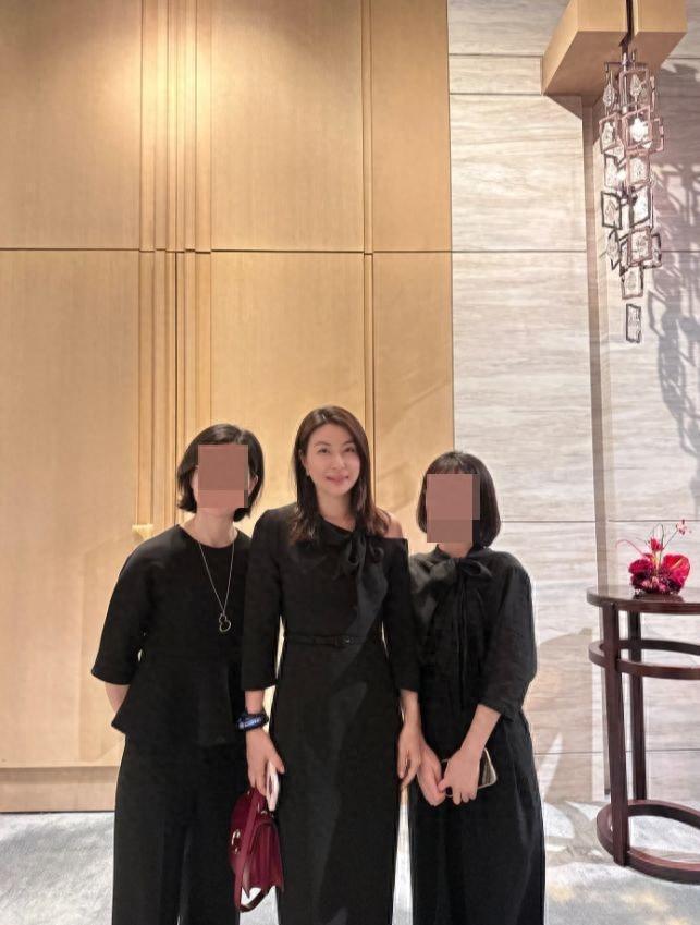 郭晶晶微露香肩参加晚宴 和婆婆朱玲玲亲密合照