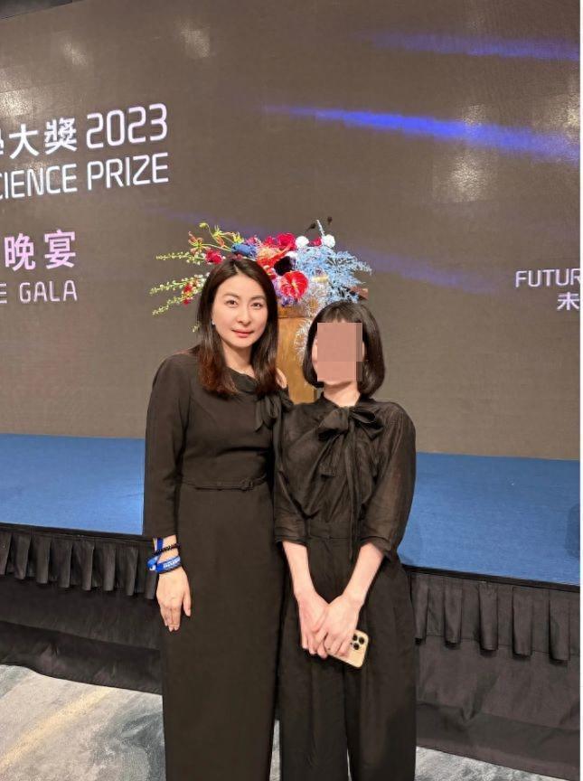 郭晶晶微露香肩参加晚宴 和婆婆朱玲玲亲密合照