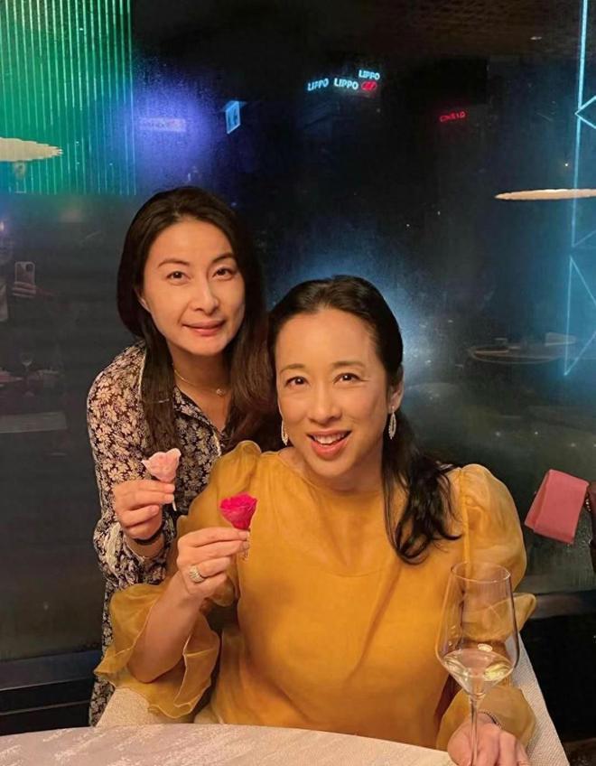郭晶晶微露香肩参加晚宴 和婆婆朱玲玲亲密合照