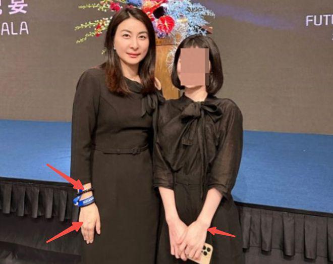 郭晶晶微露香肩参加晚宴 和婆婆朱玲玲亲密合照