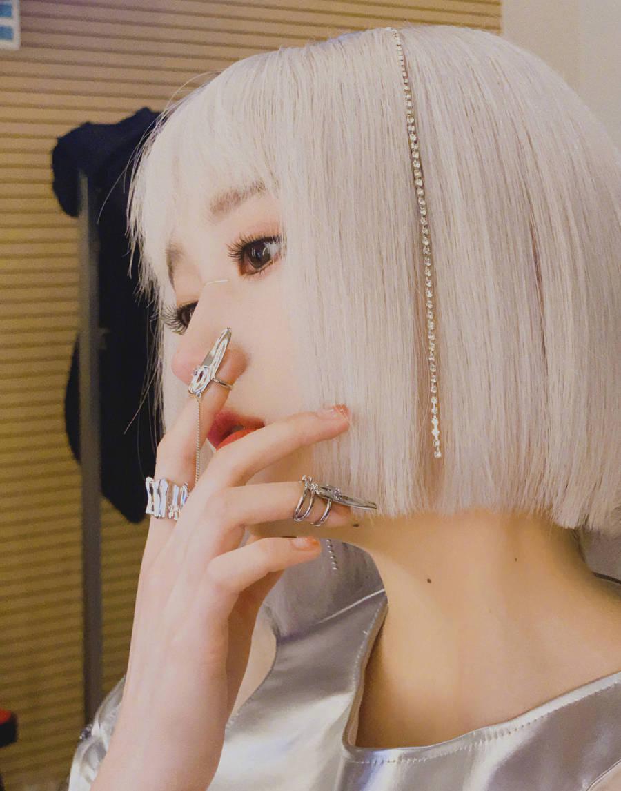 关晓彤白金发色好美 戴镶钻发链酷酷摆拍