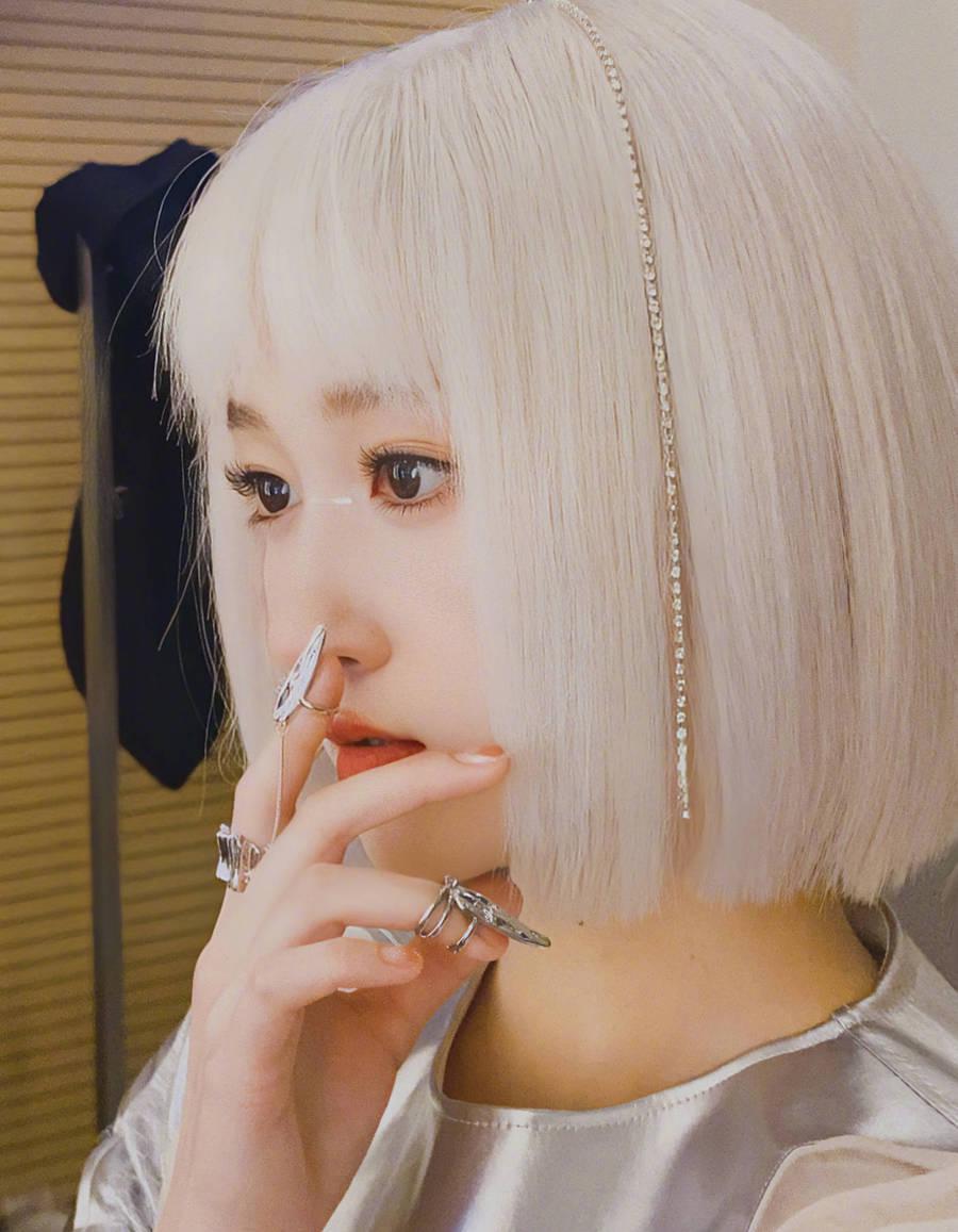 关晓彤白金发色好美 戴镶钻发链酷酷摆拍