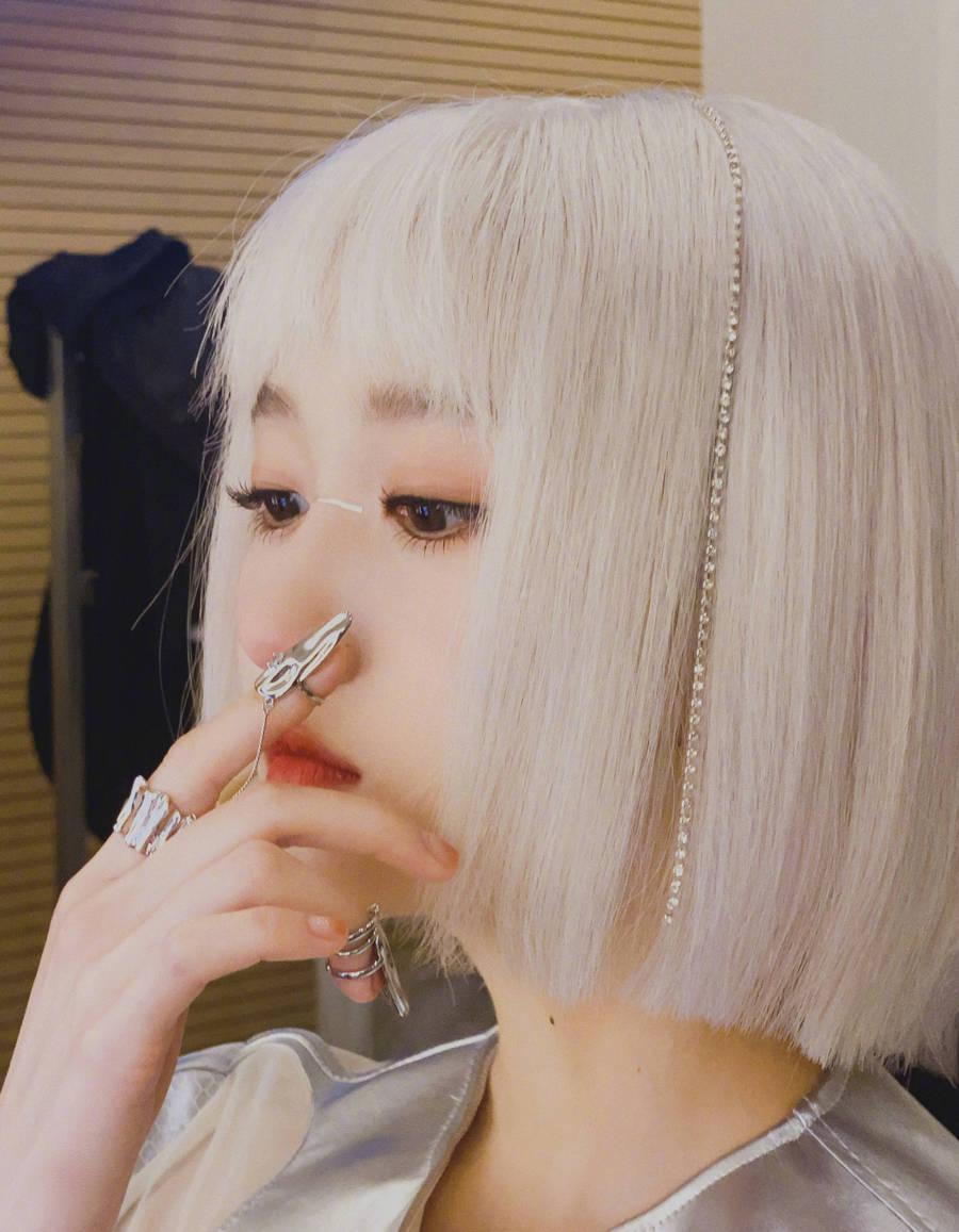 关晓彤白金发色好美 戴镶钻发链酷酷摆拍