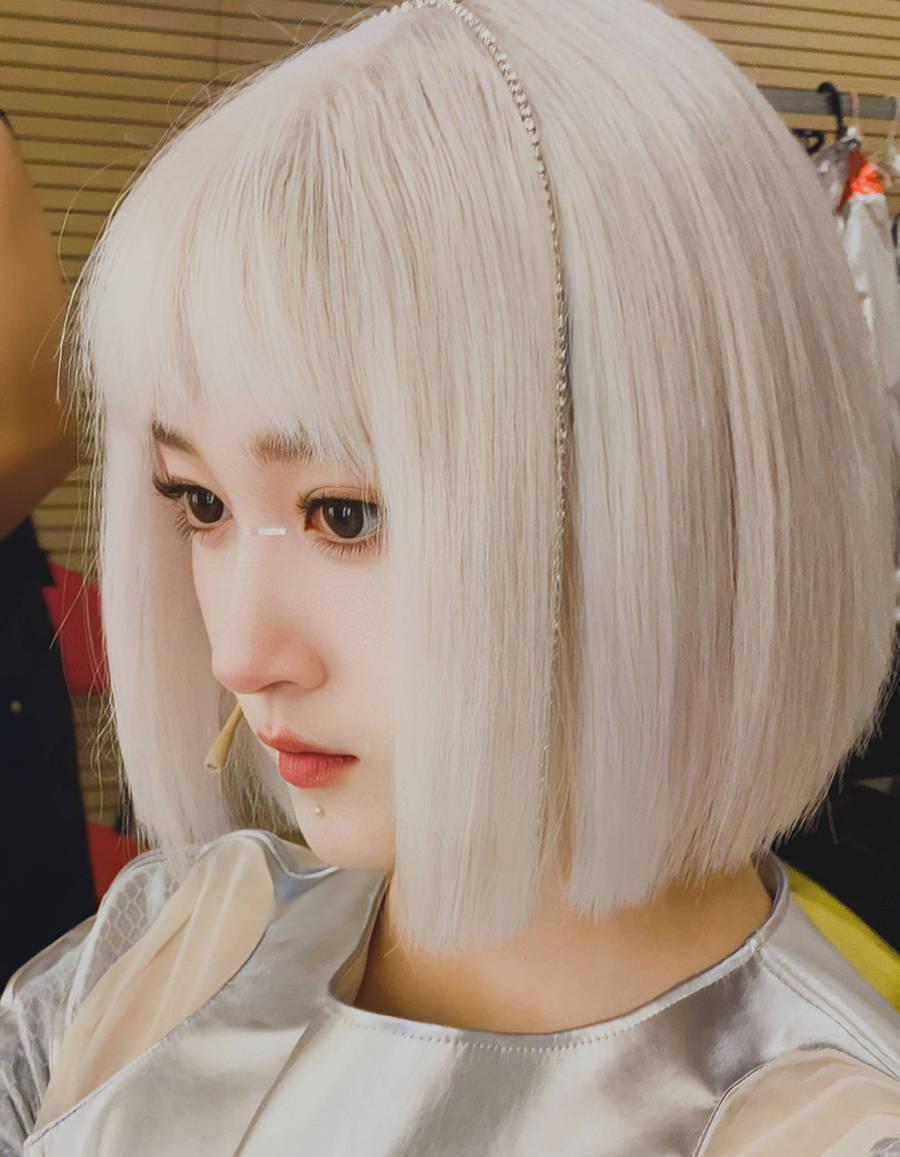 关晓彤白金发色好美 戴镶钻发链酷酷摆拍
