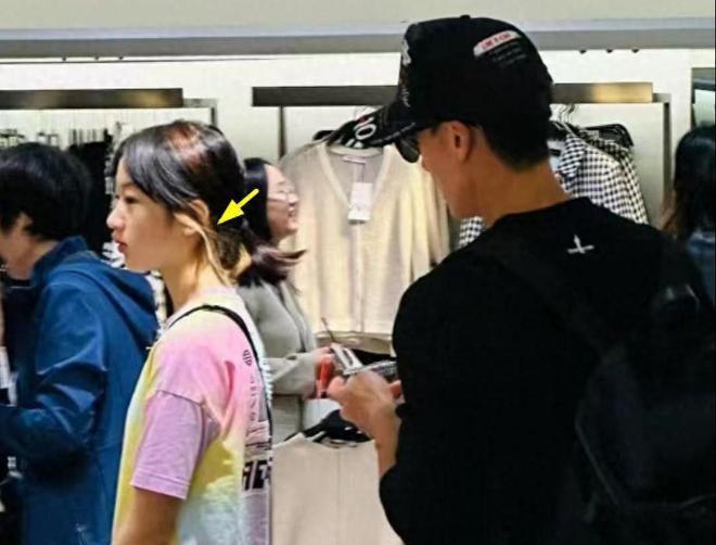 吴尊携妻女逛街买十几件平价款 林丽莹穿搭被嘲