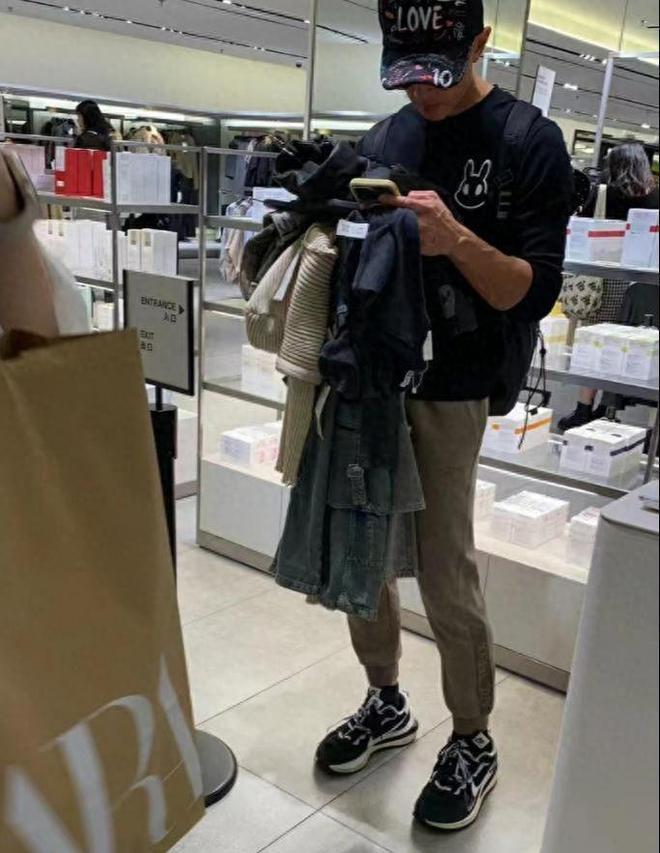 吴尊携妻女逛街买十几件平价款 林丽莹穿搭被嘲