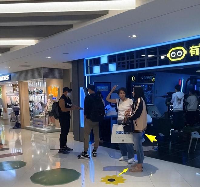 吴尊携妻女逛街买十几件平价款 林丽莹穿搭被嘲
