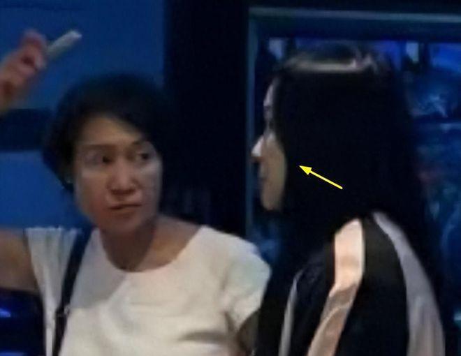 吴尊携妻女逛街买十几件平价款 林丽莹穿搭被嘲