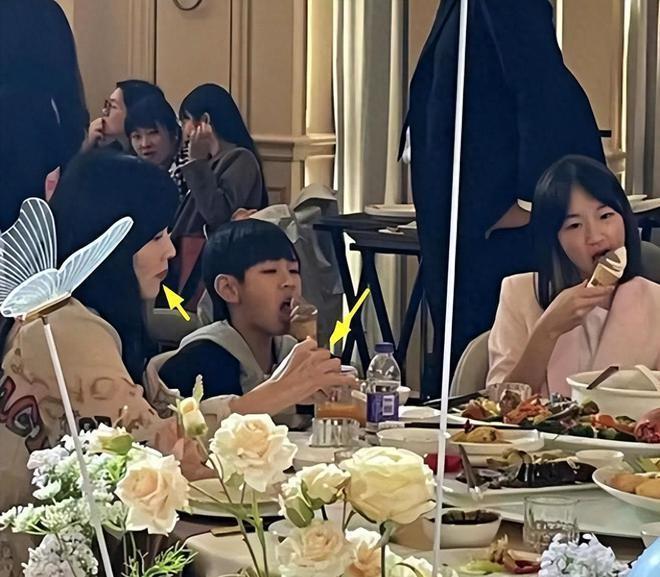 吴尊携妻女逛街买十几件平价款 林丽莹穿搭被嘲