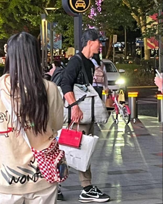 吴尊携妻女逛街买十几件平价款 林丽莹穿搭被嘲