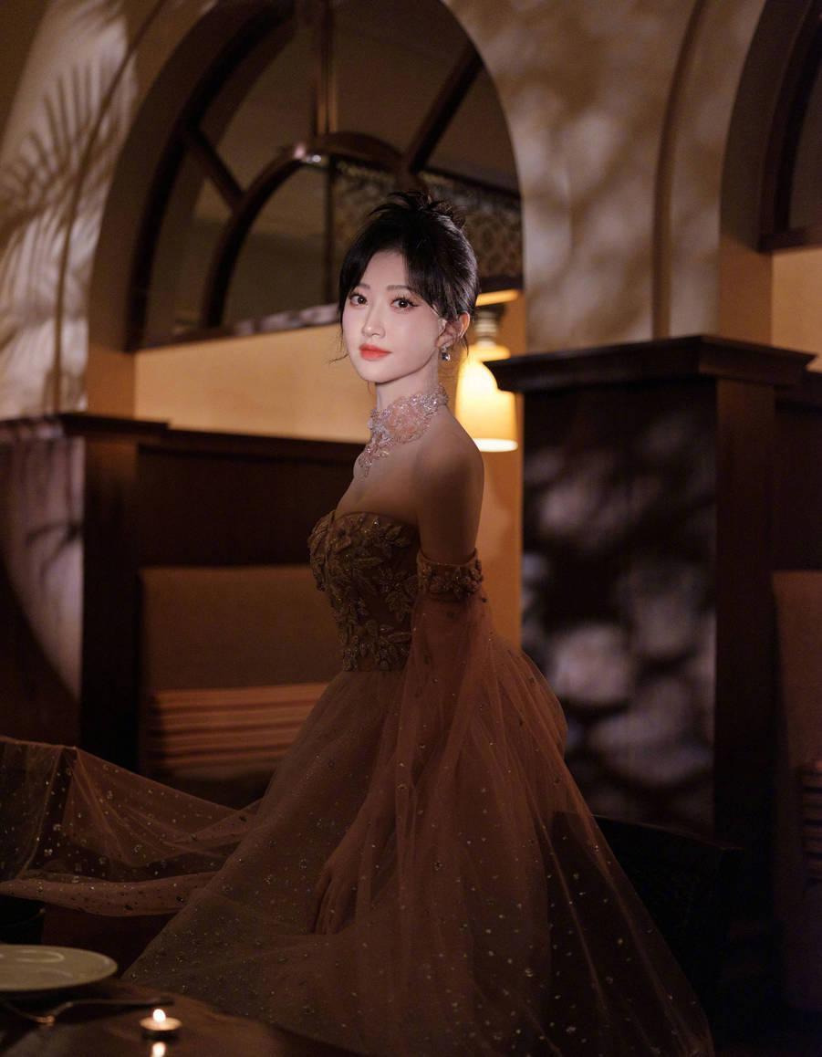 景甜穿纱裙好优雅 仿佛城堡里的甜美公主