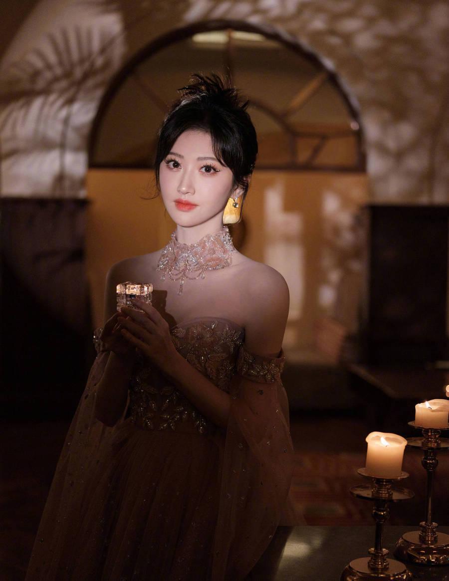 景甜穿纱裙好优雅 仿佛城堡里的甜美公主
