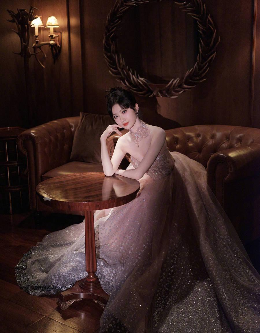 景甜穿纱裙好优雅 仿佛城堡里的甜美公主