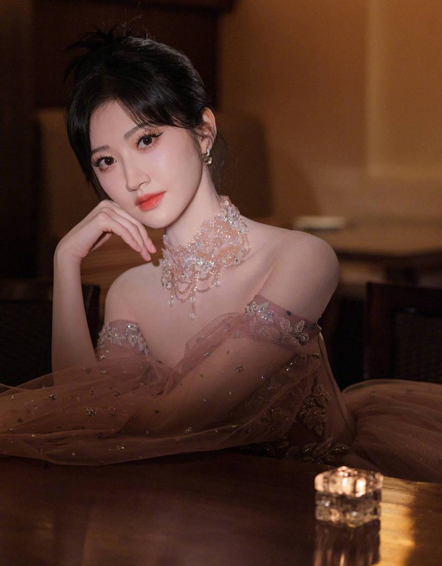 景甜穿纱裙好优雅 仿佛城堡里的甜美公主