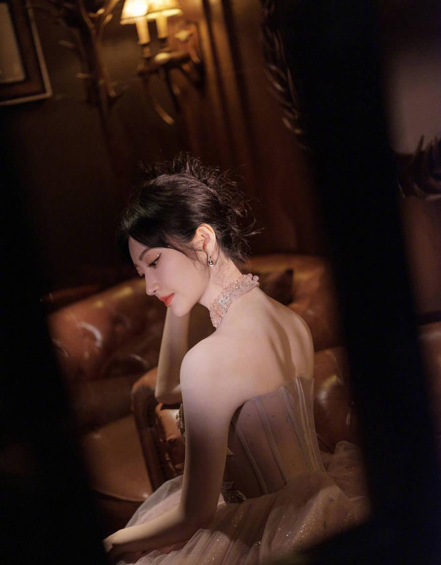 景甜穿纱裙好优雅 仿佛城堡里的甜美公主