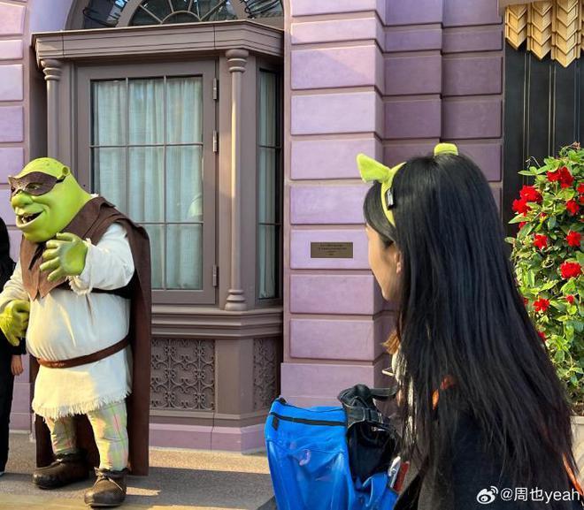 周也孟子义同游影视城，俏皮灵动超可爱，笑容甜美如初恋