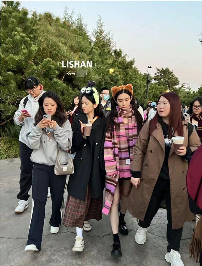 周也孟子义同游影视城，俏皮灵动超可爱，笑容甜美如初恋