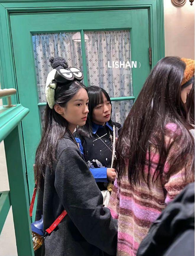 周也孟子义同游影视城，俏皮灵动超可爱，笑容甜美如初恋