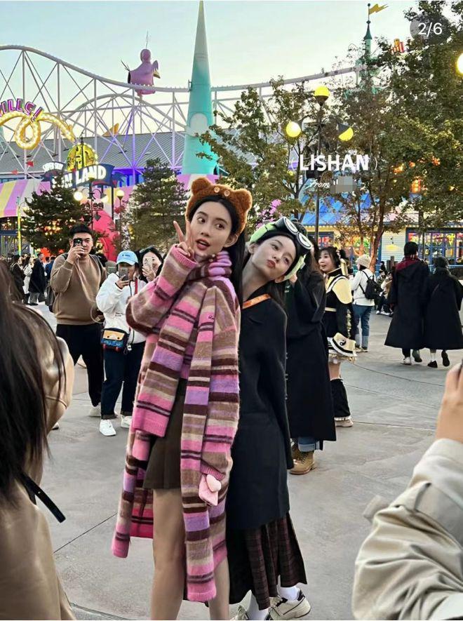 周也孟子义同游影视城，俏皮灵动超可爱，笑容甜美如初恋