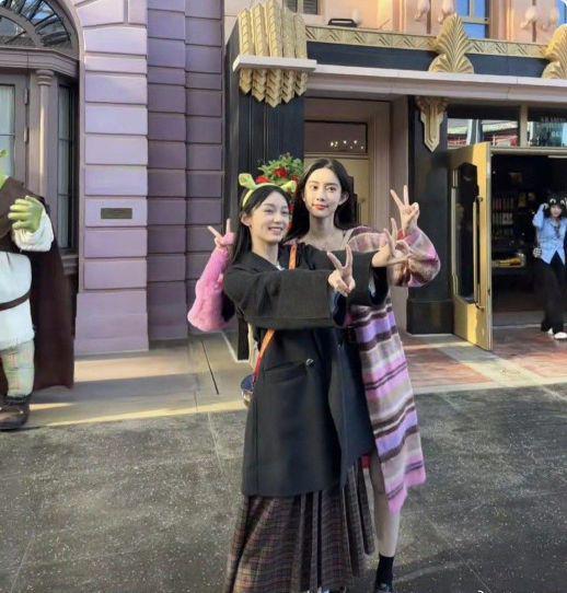 周也孟子义同游影视城，俏皮灵动超可爱，笑容甜美如初恋