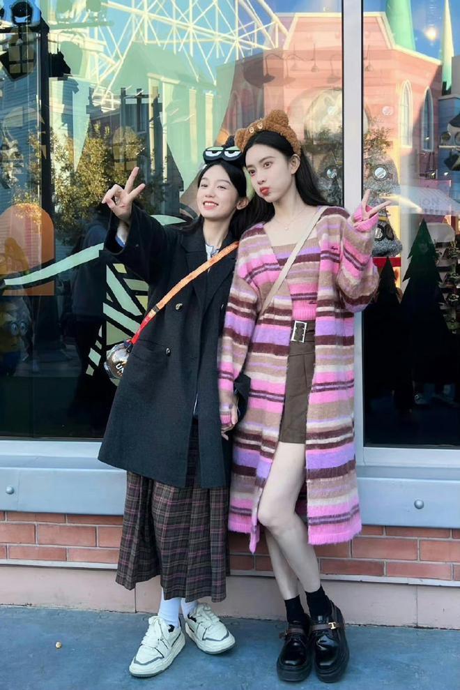 周也孟子义同游影视城，俏皮灵动超可爱，笑容甜美如初恋