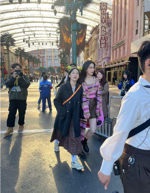 周也孟子义同游影视城，俏皮灵动超可爱，笑容甜美如初恋