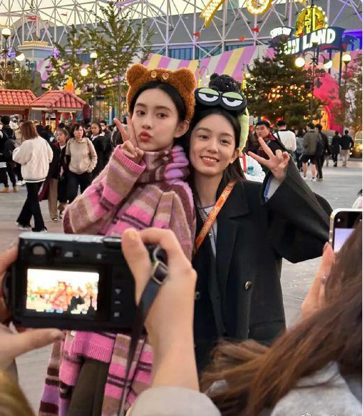 周也孟子义同游影视城，俏皮灵动超可爱，笑容甜美如初恋