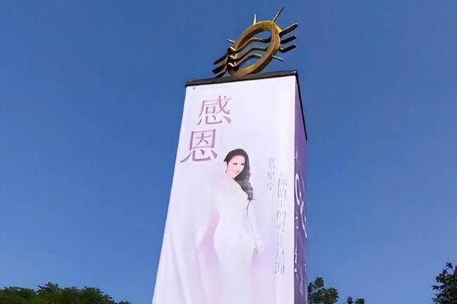 王泽鹏现身纪念园悼念李玟：老师，我来看您了