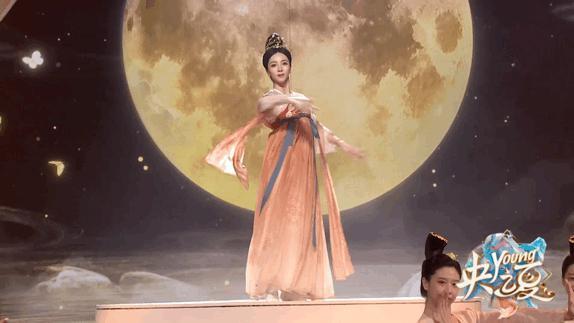 李思思宣布从央视离职，没嫁60岁富豪！