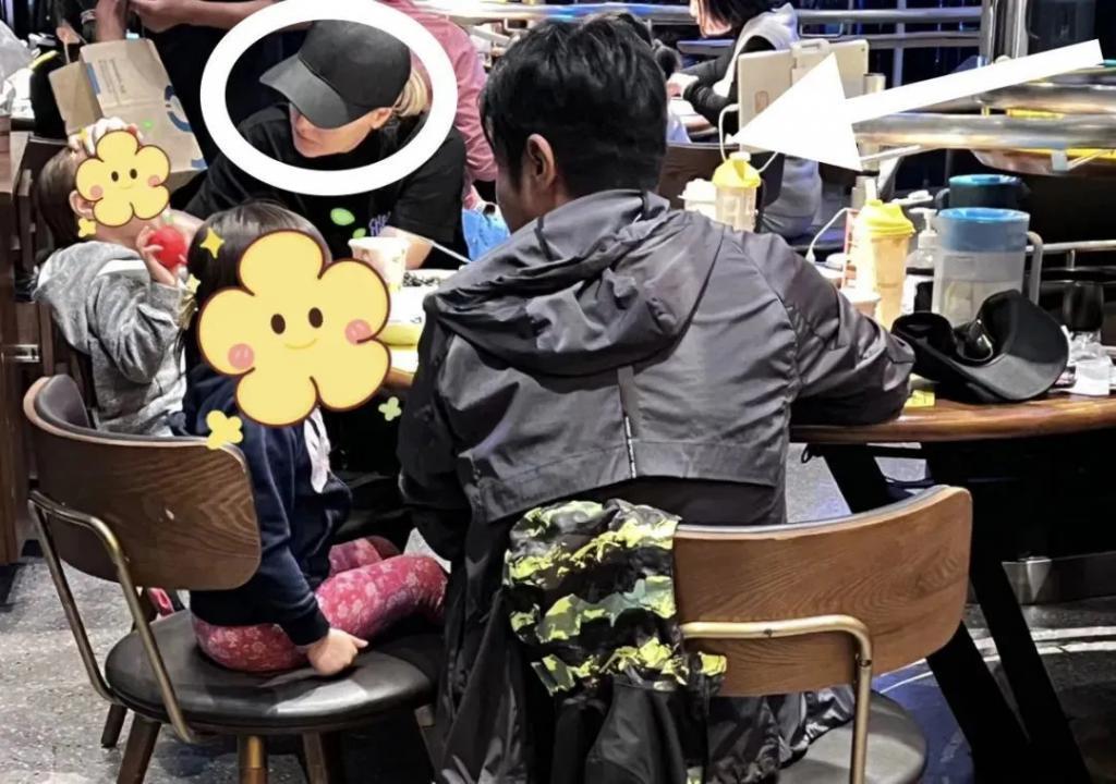 好久不见撒贝宁啦，一家四口好幸福呀