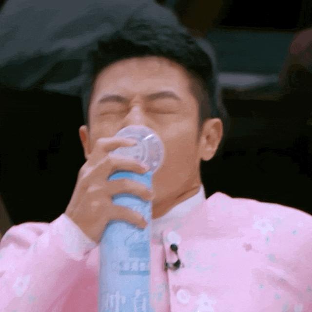 好久不见撒贝宁啦，一家四口好幸福呀