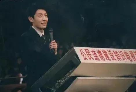 好久不见撒贝宁啦，一家四口好幸福呀