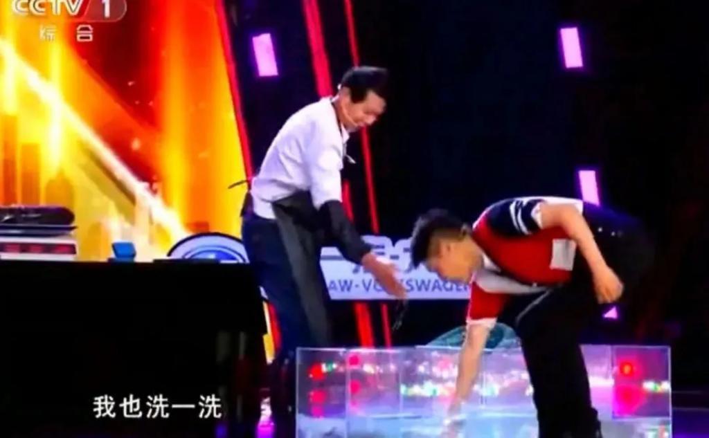 好久不见撒贝宁啦，一家四口好幸福呀